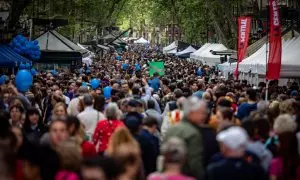 Numerosas personas se han acercado a los puestos de libros durante la celebración del Día Internacional del Libro , a 23 de abril de 2023, en Barcelona.