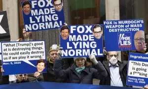 Protestas frente a un juzgado de Nueva York contra la cadena de noticias Fox News, en EEUU, a 21 de febrero de 2023.