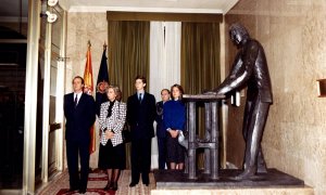 Escultura de Juan Carlos I firmando la Constitución de 1978. Congreso
