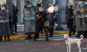 La Policía dispara gases lacrimógenos a los manifestantes durante una protesta contra la presidenta peruana Dina Boluarte, a 24 de enero de 2023.