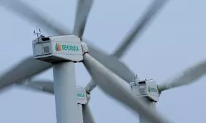 El logo de la energética Iberdrola en los aerogeneradores de un parque eólico en el Monte Oiz, cerca de Durango (Vizcaya). REUTERS/Vincent West