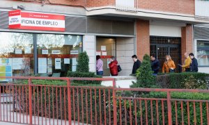 Varias personas en la entrada de una oficina del SEPE, a 4 de abril de 2023, en Madrid (España).