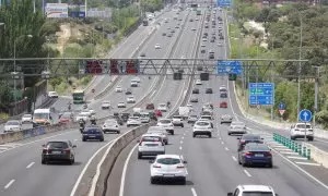 28/04/2023.- Vista del tráfico en la carretera de La Coruña este viernes desde Madrid cuando a las tres de la tarde se activa el dispositivo especial de tráfico por el puente de mayo