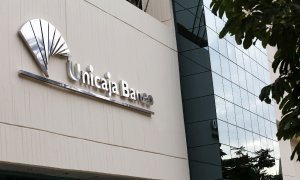 El logo de Unicaja Banco en su sede en Málaga.