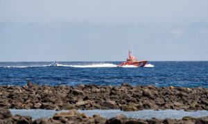 Un barco de Salvamento Marítimo, a su llegada al Muelle de La Cebolla con la patera de 34 migrantes en Lanzarote