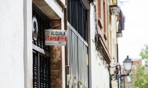 1/05/23 Un cartel de 'Alquila' de una inmobiliaria, en un portal del distrito de Embajadores, Madrid