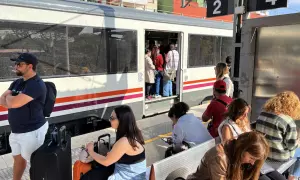 3-5-2023 Passatgers esperant a l'estació de Castelldefels de l'R2 de Rodalies aquest dimarts