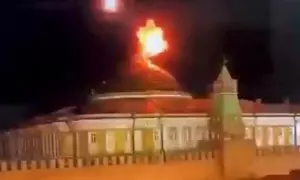 Captura de pantalla de un vídeo que muestra una explosión sobre el Kremlin, en Moscú (Rusia)