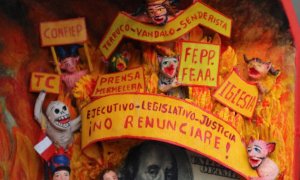 Detalle del retablo 'Ay, democracia' del artista y antropólogo peruano Edilberto Jiménez, que documenta la represión de la fuerza pública contra los manifestantes en las protestas realizadas entre diciembre y abril.