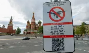 Un cartel que prohíbe el vuelo de drones cerca de la Catedral de San Basilio y la Torre Spasskaya del Kremlin, en Moscú.