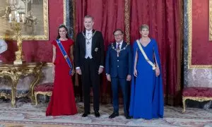 El presidente de Colombia, Gustavo Petro, junto a la primera dama, Verónica Alcocer, junto a los reyes de España en su cena en el Palacio Real, a 3 de mayo de 2023.