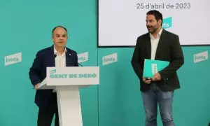 El secretari general de Junts, Jordi Turull, i el responsable de política municipal del partit, David Saldoni, en una roda de premsa a la seu del partit.