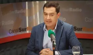 Imagen de archivo del presidente de la Junta de Andalucía, Juanma Moreno, durante una entrevista en la sede de Canal Sur Radio, en el Pabellón de Andalucía de la Isla de la Cartuja.
