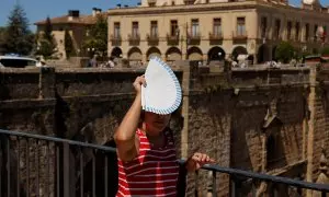 Una mujer usa un abanico para cubrirse del sol durante las abrasadoras temperaturas de verano en Ronda, España, el 26 de abril de 2023.