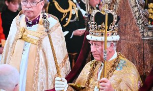 Carlos III porta la corona que le convierte de manera oficial en rey del Reino Unido, a 6 de mayo de 2023