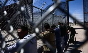 Un agente fronterizo de EEUU registra a varios migrantes en El Paso, a 10 de mayo de 2023.