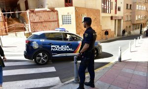 Un agente y vehículo de Policía Nacional frente a un juzgado de Ceuta, abril de 2023