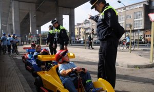 12/5/23 Un policía con un niño en un coches de pedales, en Pontevedra.