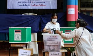 Una mujer presenta su voto en las elecciones generales de Tailandia, en Bangkok, a 14 de mayo de 2023.