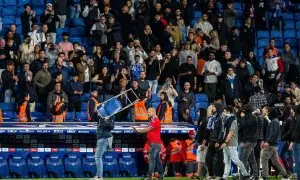 Un grupo de ultras del Espanyol invade el campo tras la derrota de su equipo contra el FC Barcelona, a 14 de mayo de 2023.