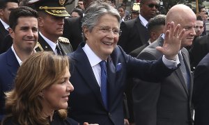 El presidente de Ecuador, Guillermo Lasso, sale tras intervenir en el juicio político de censura en su contra este martes.