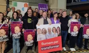 El candidat de Sabadell En Comú Podem, Joan Mena, durant l'inici de campanya, amb un dels cartells més comentats a les xarxes
