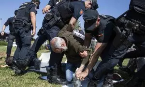 Agentes de Policía tratan de impedir una acción de protestas de la Plataforma Desarma Madrid contra la celebración de la Feria Internacional de Seguridad y Defensa que acoge el recinto de Ifema.