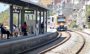 19-5-2023 Passatgers esperant a l'andana l'arribada d'un tren a l'estació de Rodalies de Gavà