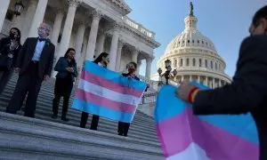 Varias personas ondean una bandera transgénero en el Capitolio de EEUU, el 25 de febrero de 2021.