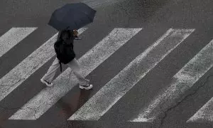 Un persona se protege de la lluvia con un paraguas cuando la semana comienza en País Valencià con el cielo nuboso en la mitad sur, a 22 de mayo de 2023.