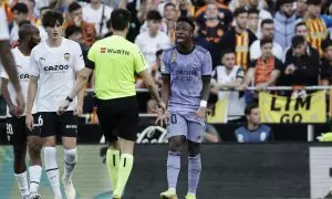 El árbitro de Burgos Bengoetxea habla con el delantero brasileño del Real Madrid Vinicius Jr durante el partido que disputan el Valencia CF y Real Madrid, a 21 de mayo de 2023 en València.