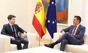 El presidente del Gobierno, Pedro Sánchez (d), mantiene un encuentro con el consejero delegado y cofundador de OpenAI, Sam Altman (i), en el Palacio de La Moncloa.