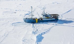 Un buque de investigación noruego ubicado a 83 grados norte, en el Océano Ártico, cerca del Polo Norte. El Instituto Polar Noruego lidera una expedición con investigadores noruegos y extranjeros para investigar el hielo en el Océano Ártico.
