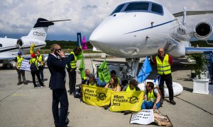 Activistas de varias ONG han llevado a cabo una acción en el aeropuerto de Ginebra en contra de los jets privados este 23 de mayo de 2023.