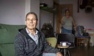 Jesús López y su mujer, Exemoris Peláez, en la vivienda que ocupan en el Edificio Dignidad de Móstoles, que este viernes se enfrenta al desalojo tras nueve años alojando a desahuciados.