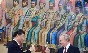 El presidente ruso, Vladimir Putin, y el presidente chino, Xi Jinping, brindan durante una recepción tras sus conversaciones en el Kremlin el 21 de marzo de 2023, en Moscú.