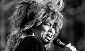 Tina Turner cantando en un concierto en Hamburgo durante su gira mundial en el verano de 1987.