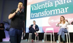 El ex vicepresidente del Gobierno, Pablo Iglesias, habla en el mitin de Podemos en Lavapiés junto a Roberto Sotomayor y Alejandra Jacinto este 25 de mayo de 2023.