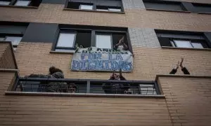Varios vecinos del Bloque Dignidad de Móstoles, ocupado por la PAH en 2013, celebran la suspensión del desalojo previsto para este viernes, que afectaba a 18 familias.