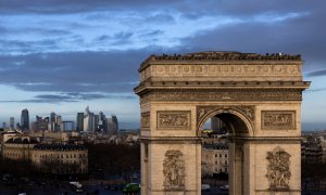 Vista del Arco del Triunfo de París, con el distrito financiero de La Defense al fondo