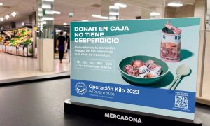 Anuncio de la la operación kilo organizada por la Federación Española de Bancos de Alimentos (Fesbal), en una tienda de Mercadona.
