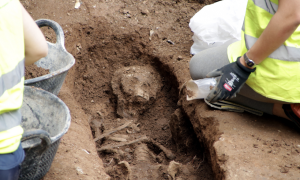 30-5-2023 Una de les tombes descobertes a les obres de la Via Laietana