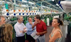 El conseller de Hacienda y Modelo Económico, Arcadi España, en una visita a la fábrica de la empresa Marie Claire, en una imagen de archivo.