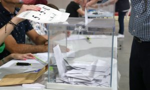 28/05/2023 - Una urna en un col·legi electoral de Lleida als comicis municipals del 28 de maig.