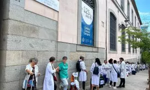 Médicos especialistas de la Comunidad de Madrid hacen cola en el Colegio de Médicos para solicitar su traslado a otras autonomías y "huir de la temporalidad", a 4 de mayo de 2023.