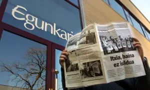 Fotografía de febrero de 2003, de unhombre sosteniendo un ejemplar de 'Egunero', la publicación que sustituyó a 'Egunkaria' tras su cierrre.  El titular dice "Cerrado por no silenciado".