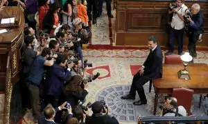 Fotografía del 1 de junio de 2018, de Pedro Sánchez posando ante los fotógrafos en el hemiciclo del Congreso de los Diputados tras ganar la moción de censura presentada contra Mariano Rajoy. Emilio Naranjo / POOL / EFE / AFP