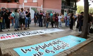 Participants en la concentració de suport als quatre joves encausats per la seva participació en les protestes postsentència feta davant dels jutjats penals de Tarragona