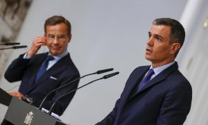 El presidente del Gobierno, Pedro Sánchez (d), durante la rueda de prensa conjunta celebrada con el primer ministro de Suecia, Ulf Kristersson, tras mantener un encuentro este lunes en el Palacio de la Moncloa