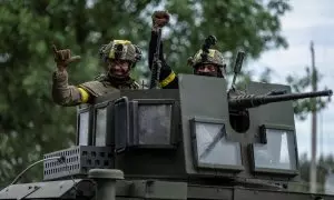 Miembros del Ejército ucraniano montan un carro de combate en la frontera entre Rusia y Ucrania, en la región de Járkov, a 5 de junio de 2023.